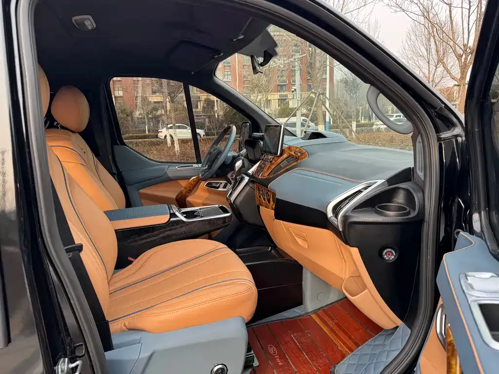Ford Tourneo — фото 10