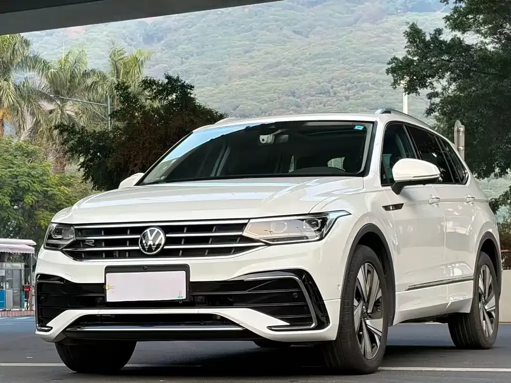 Volkswagen Tiguan L — фото 1