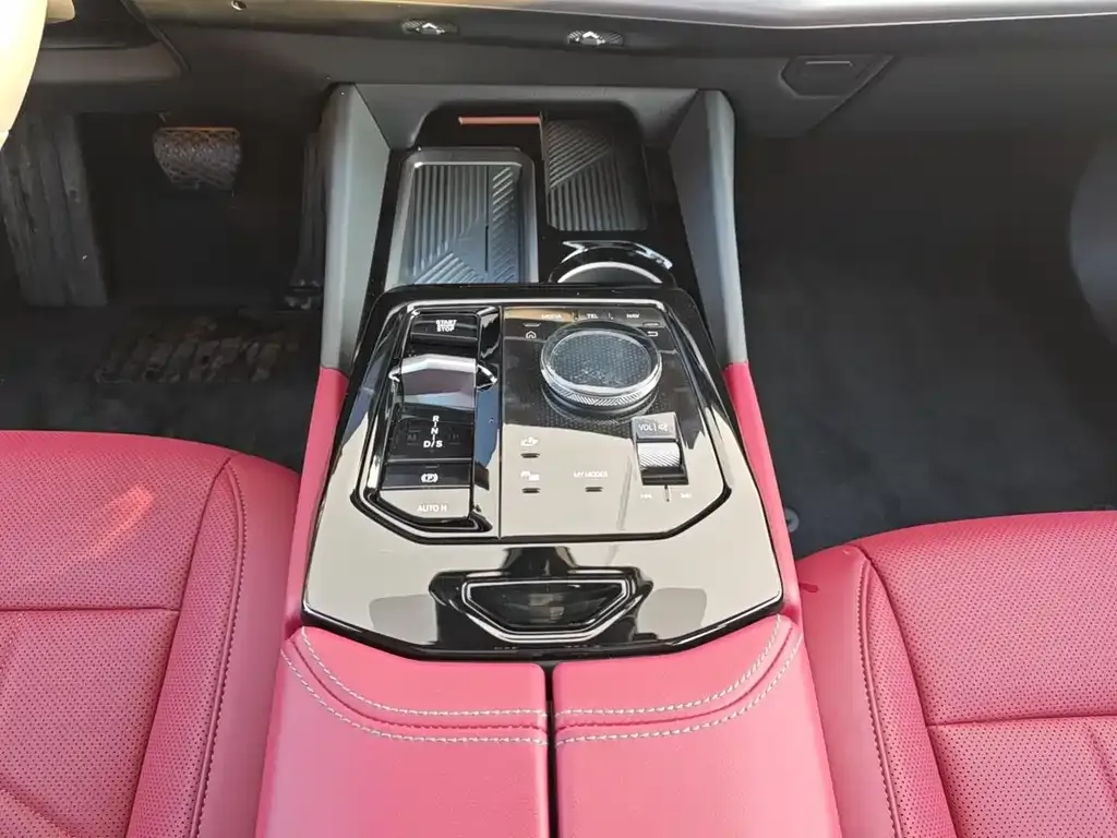 BMW 5 Series 2025 из CN, фото 8