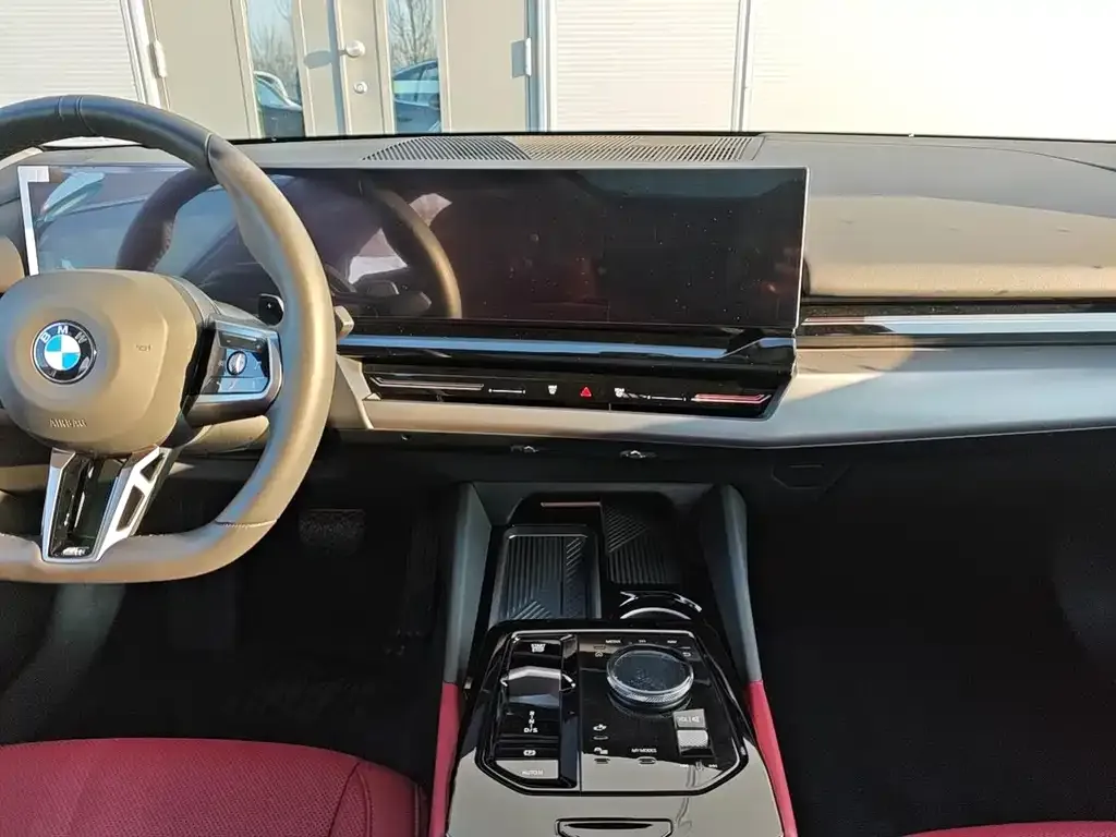 BMW 5 Series 2025 из CN, фото 3
