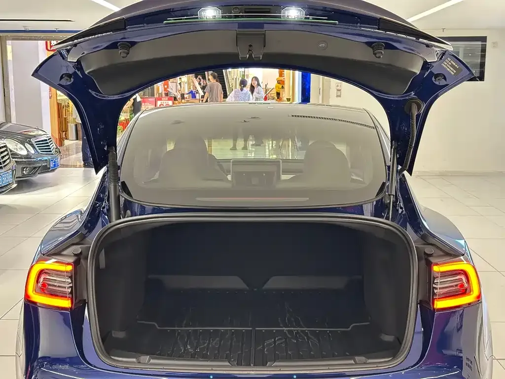 Tesla Model 3 — фото 8