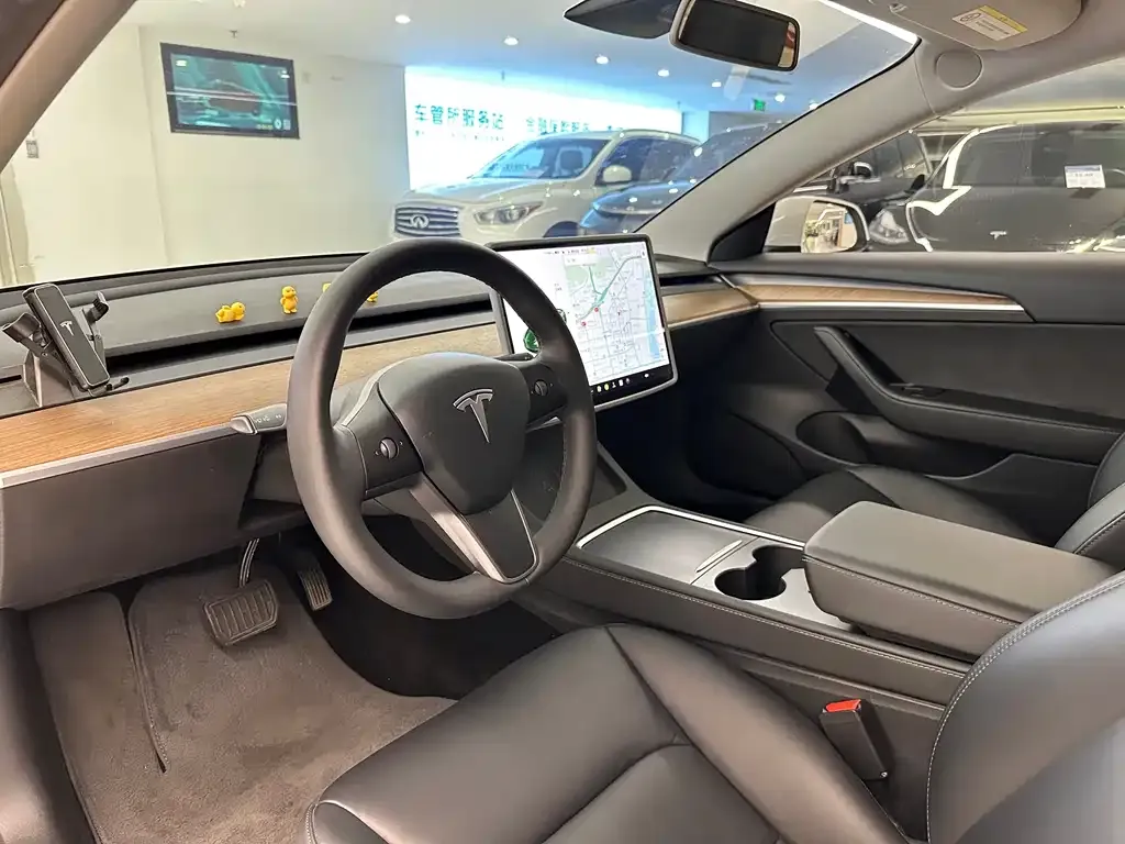 Tesla Model 3 — фото 5