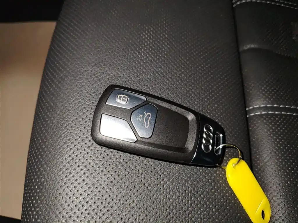 Audi A4L 2021 из CN, фото 9