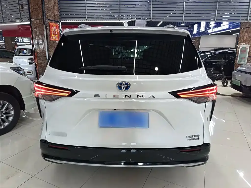 Toyota Sienna — фото 10