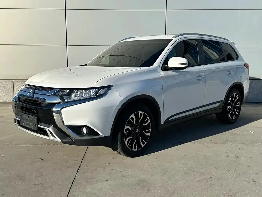 Mitsubishi Outlander — фото 1
