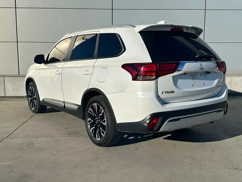 Mitsubishi Outlander — фото 2
