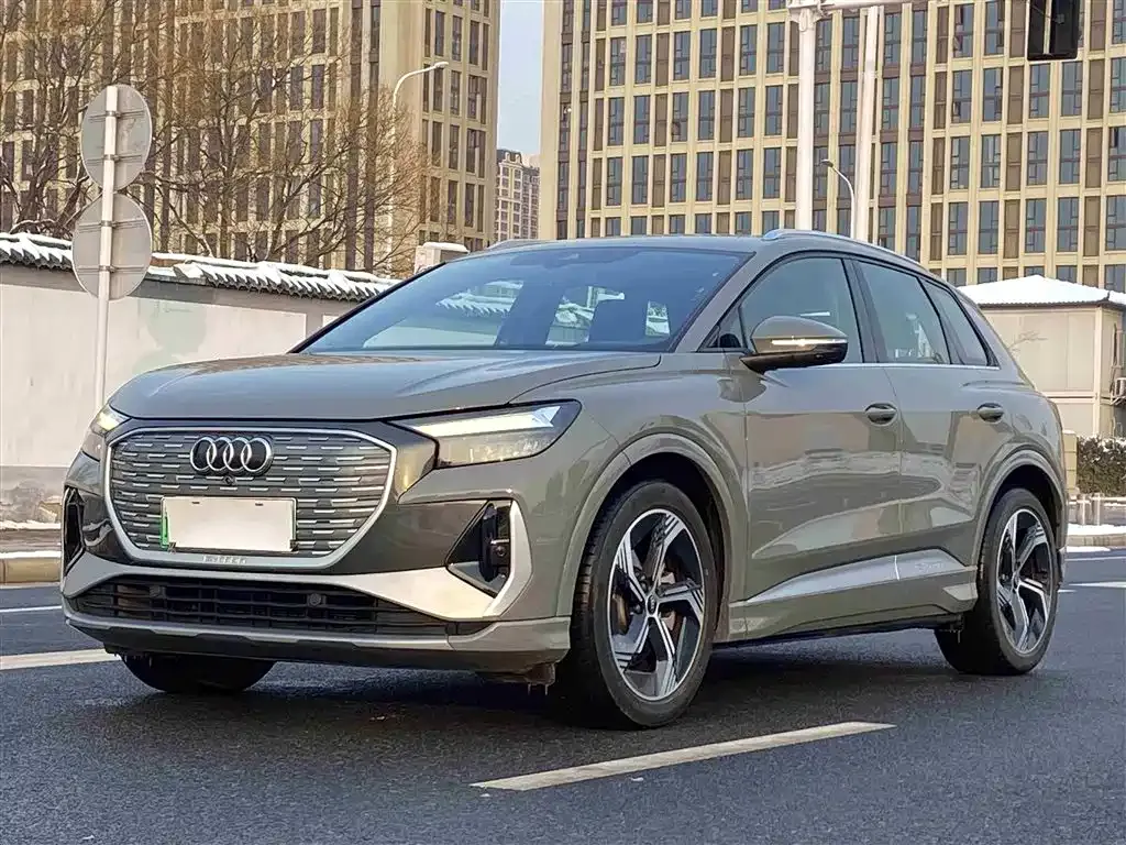 Audi Q4 e-tron — фото 1