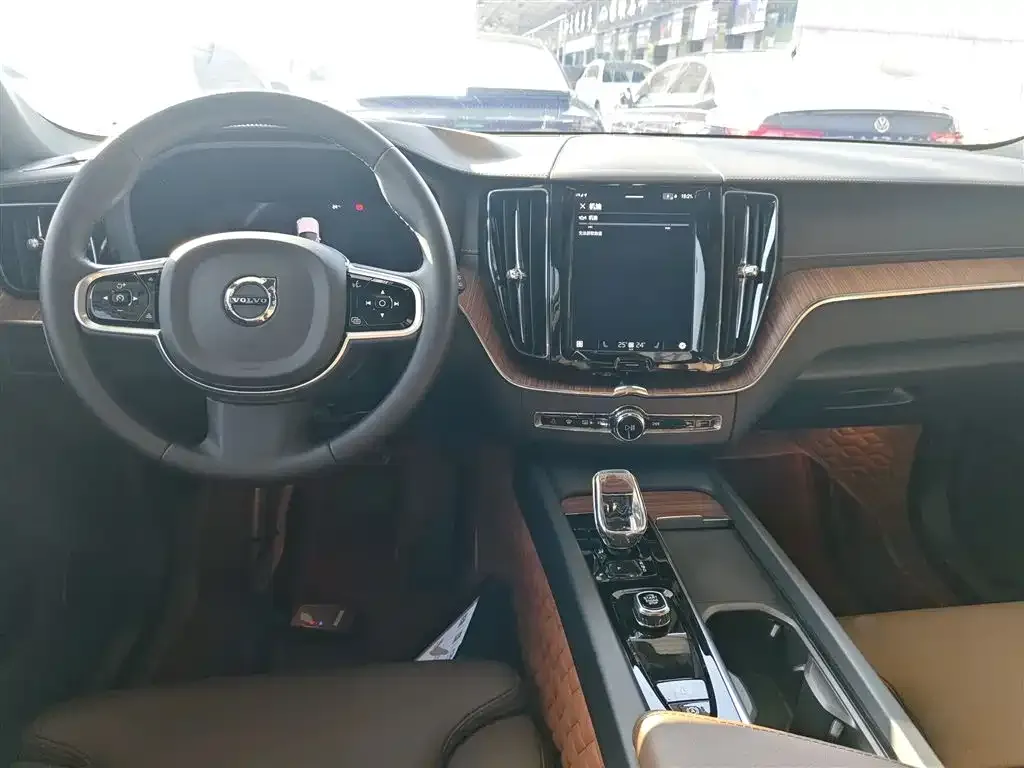 Volvo XC60 — фото 8