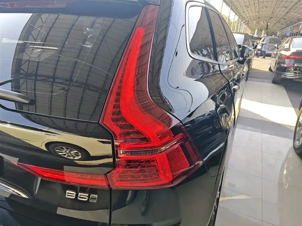 Volvo XC60 — фото 10