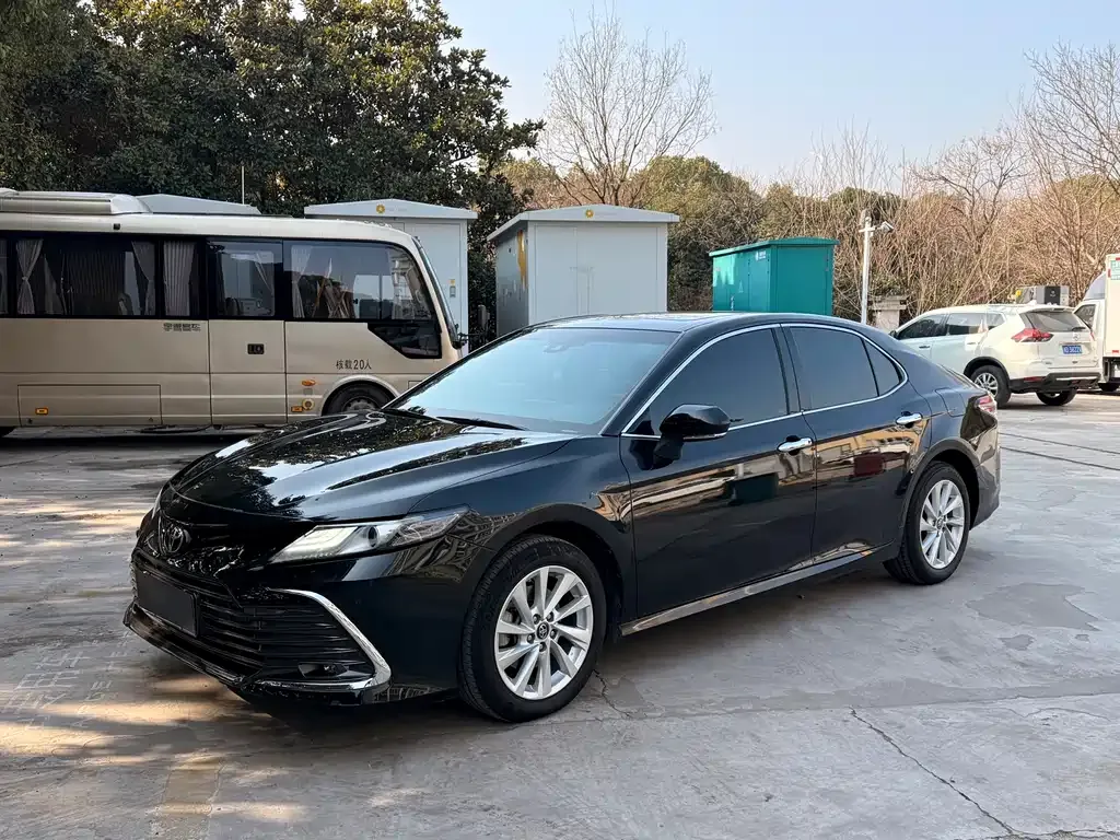 Toyota Camry — фото 1