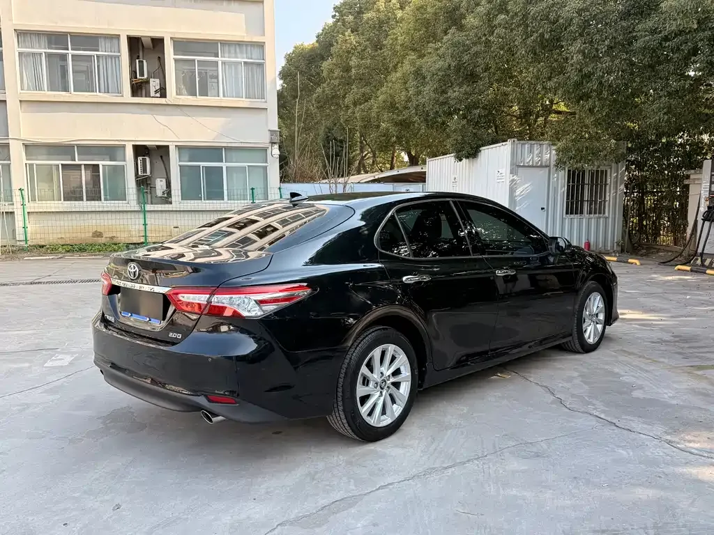 Toyota Camry — фото 3
