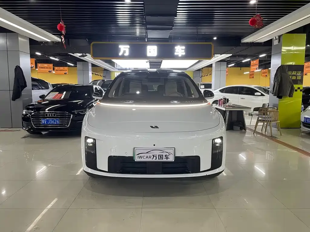Li Auto i8 — фото 1
