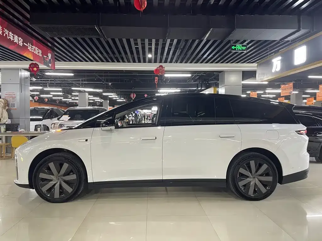 Li Auto i8 — фото 7