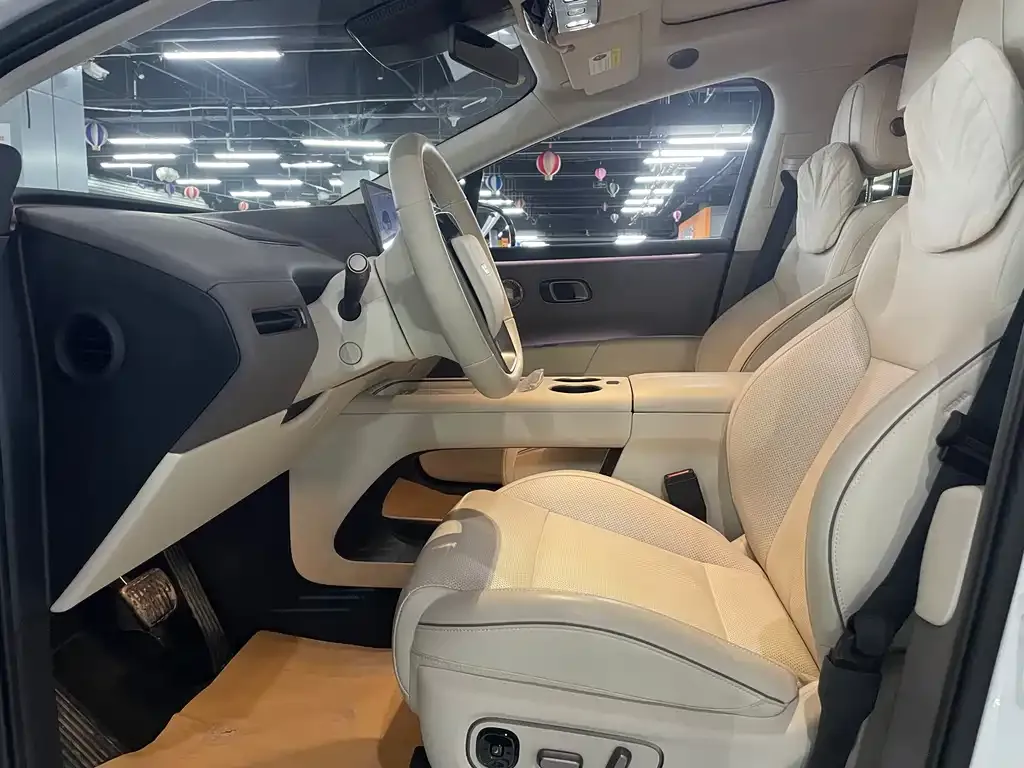 Li Auto i8 — фото 5