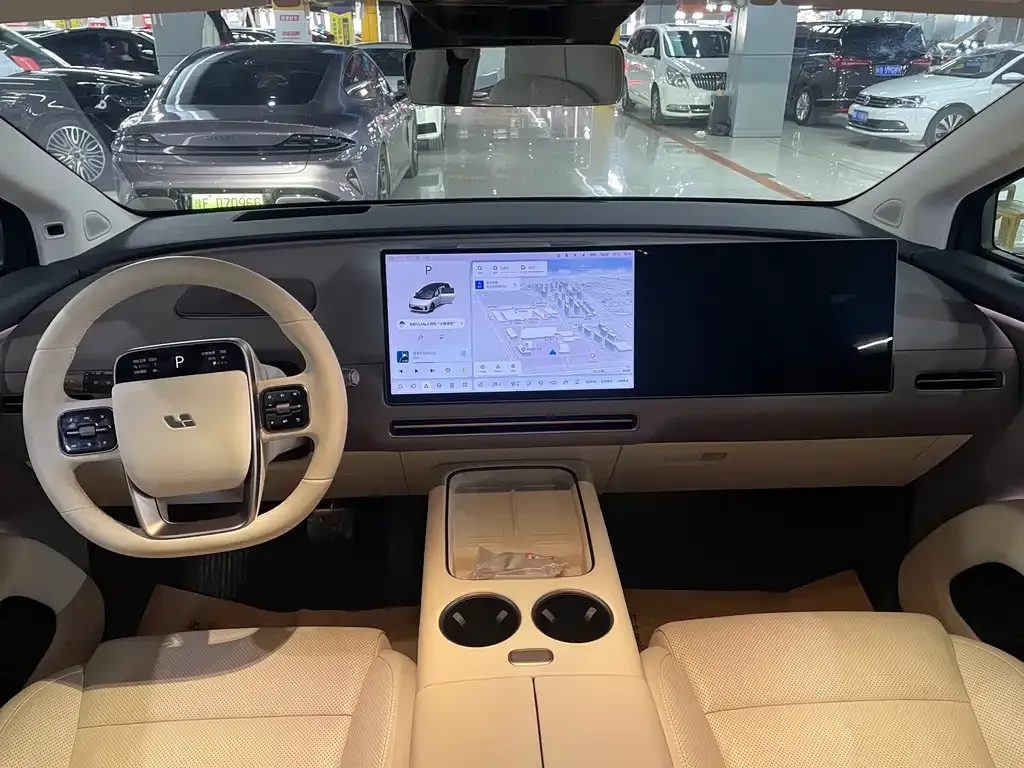 Li Auto i8 — фото 9