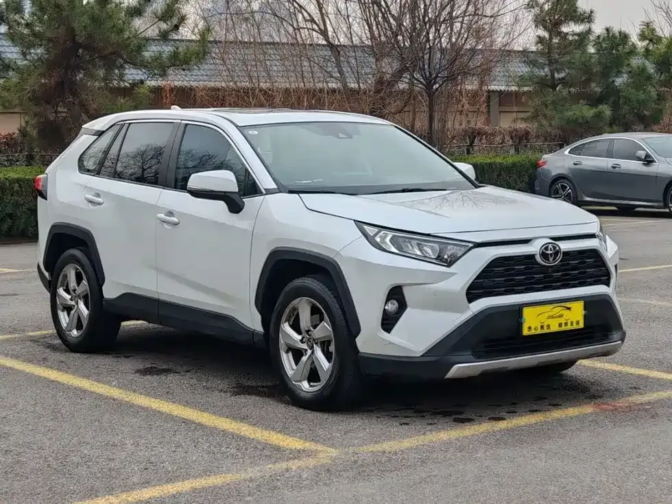 Toyota RAV4 — фото 7