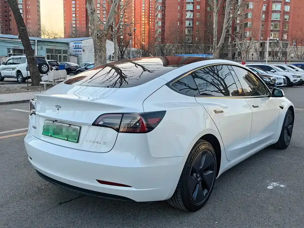 Tesla Model 3 — фото 9