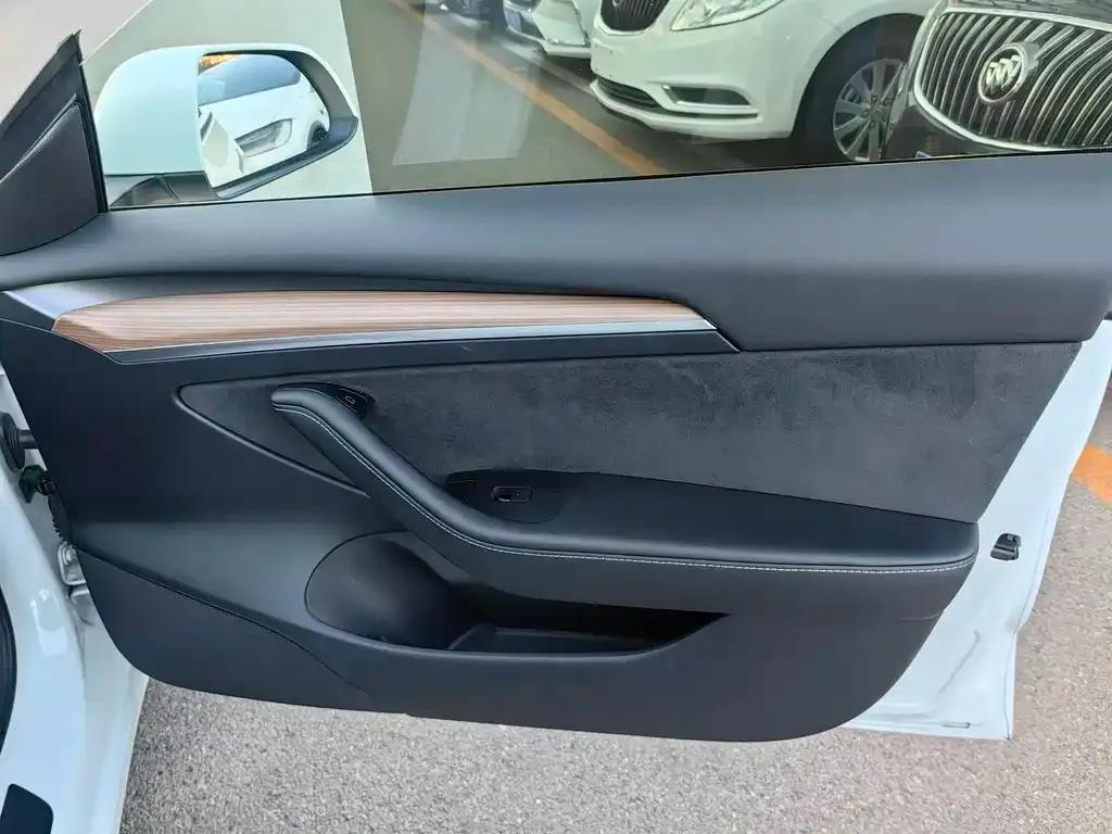 Tesla Model 3 — фото 3