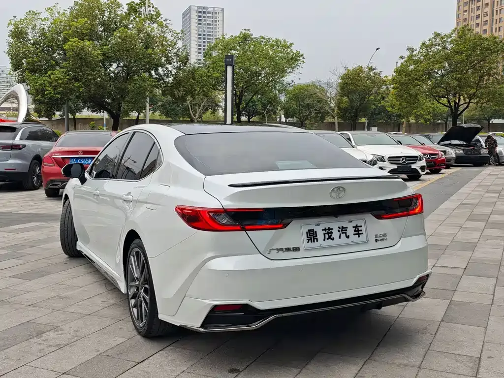 Toyota Camry — фото 5