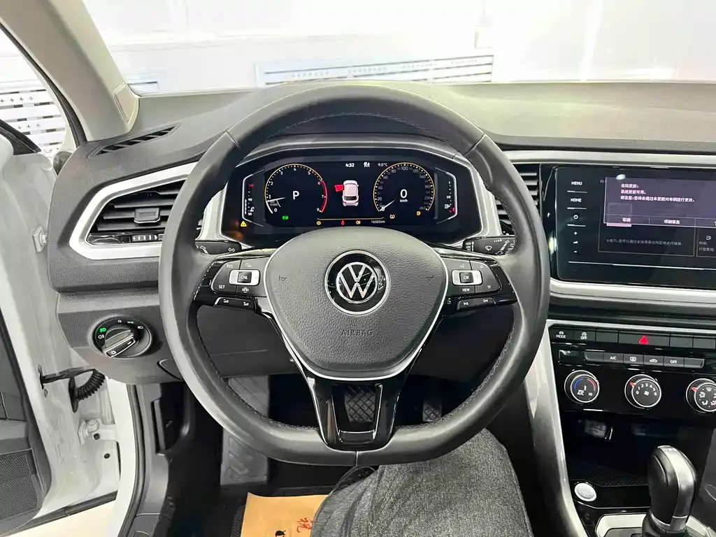 Volkswagen T-Roc — фото 10