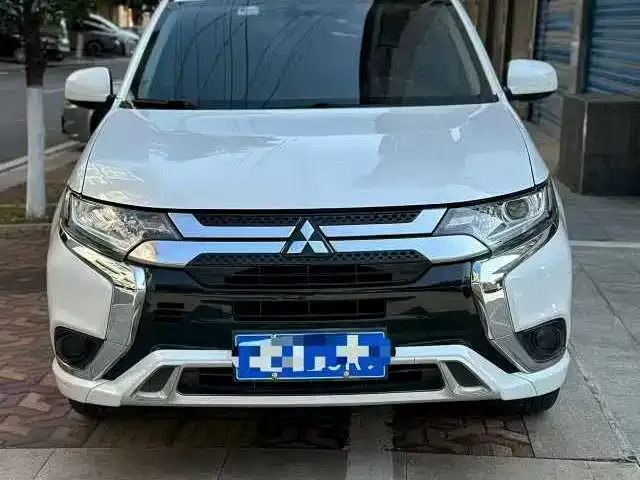 Mitsubishi Outlander — фото 1