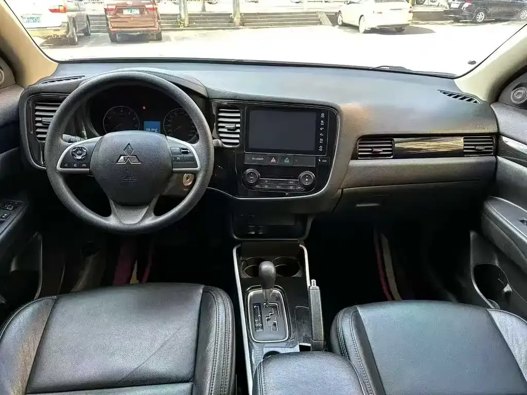 Mitsubishi Outlander — фото 4