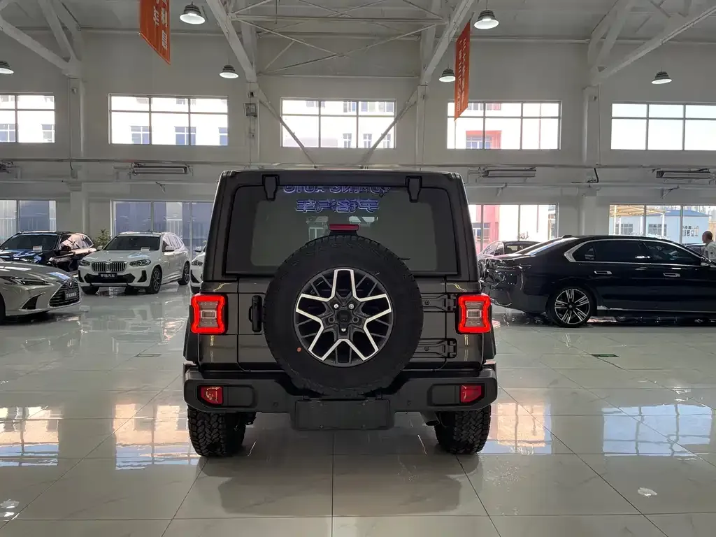Jeep Wrangler — фото 10