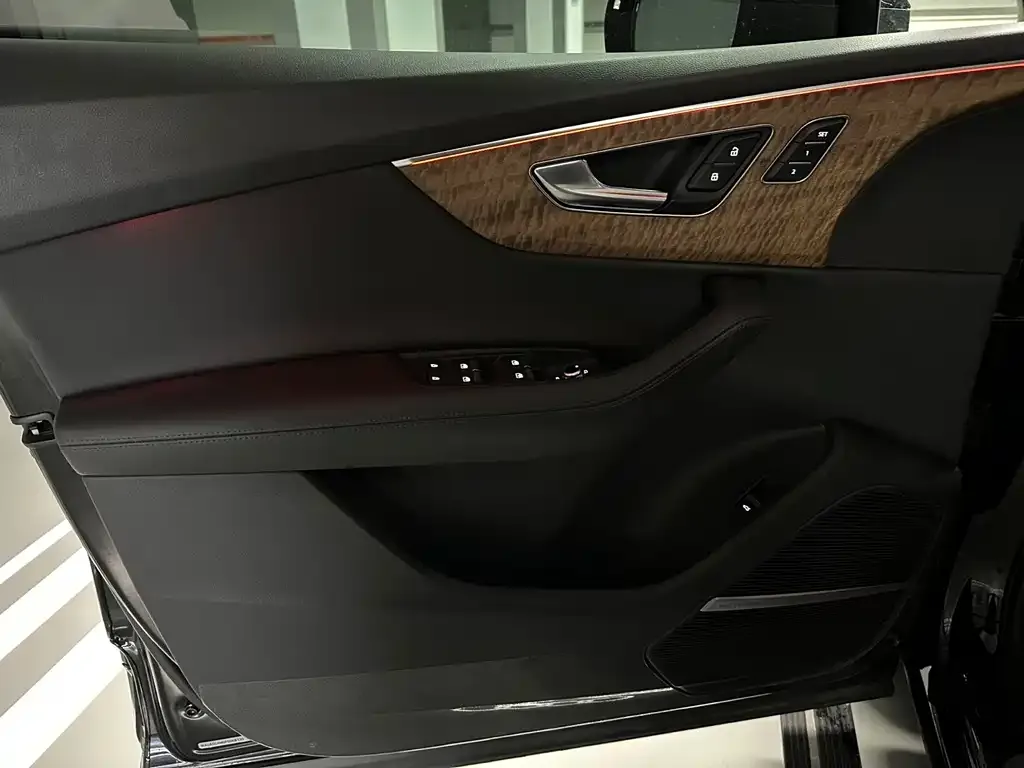 Audi Q7 2023 из CN, фото 2