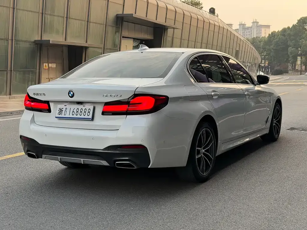 BMW 5 Series — фото 9