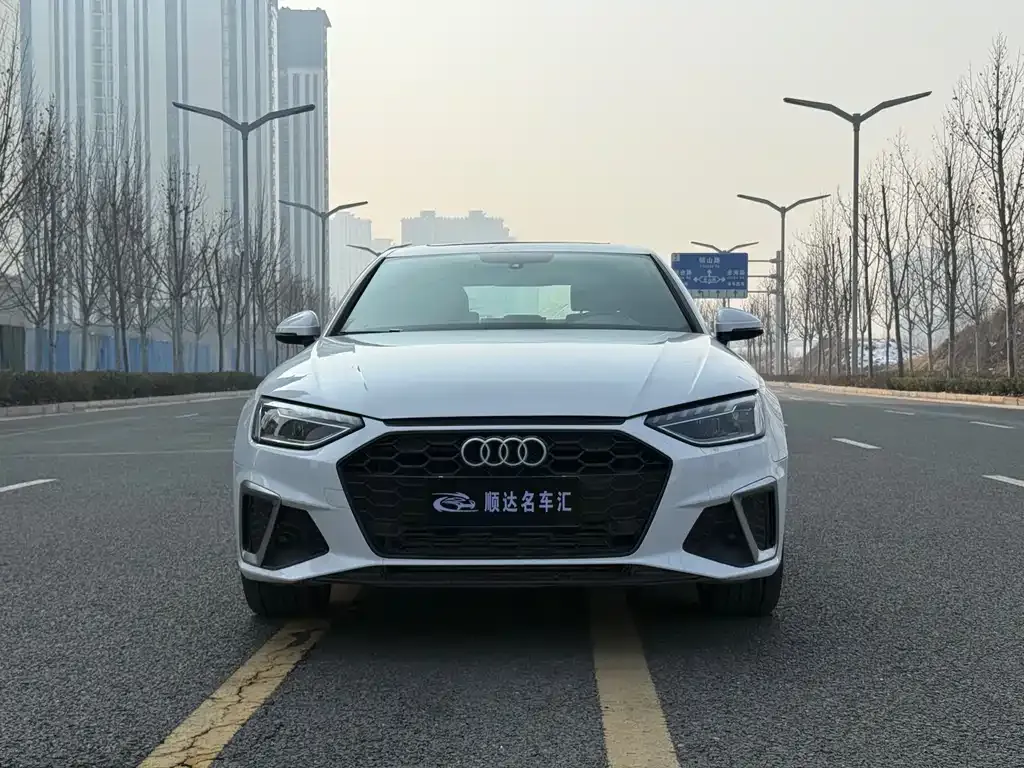 Audi A4L 2023 из CN, фото 4