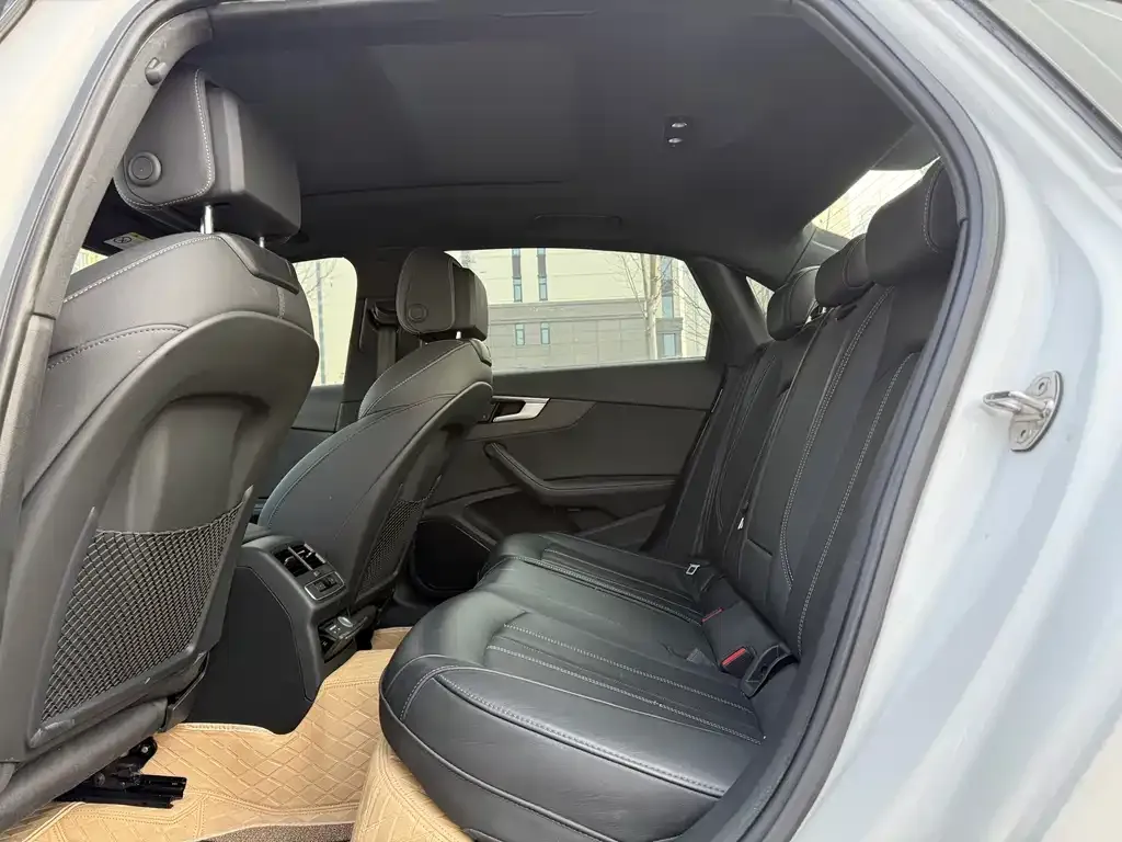 Audi A4L 2023 из CN, фото 2