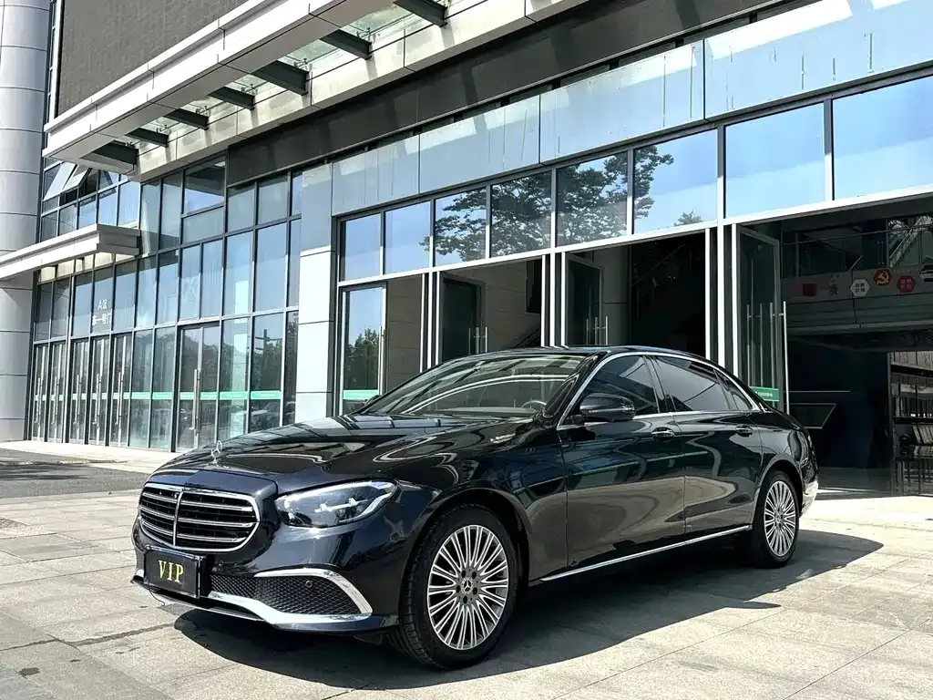 Mercedes-Benz E-Class — фото 1