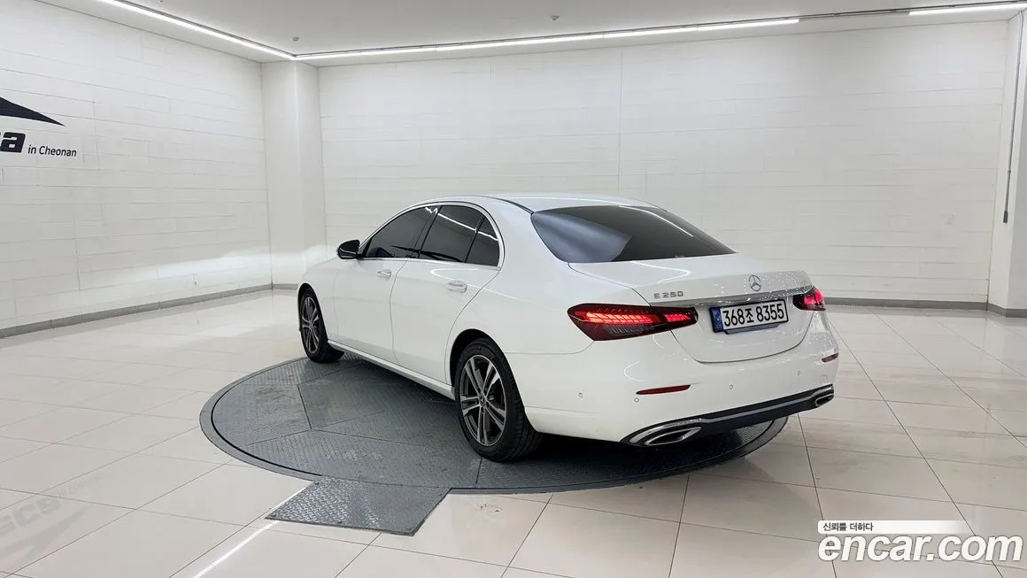 Mercedes-Benz E-Class — фото 5