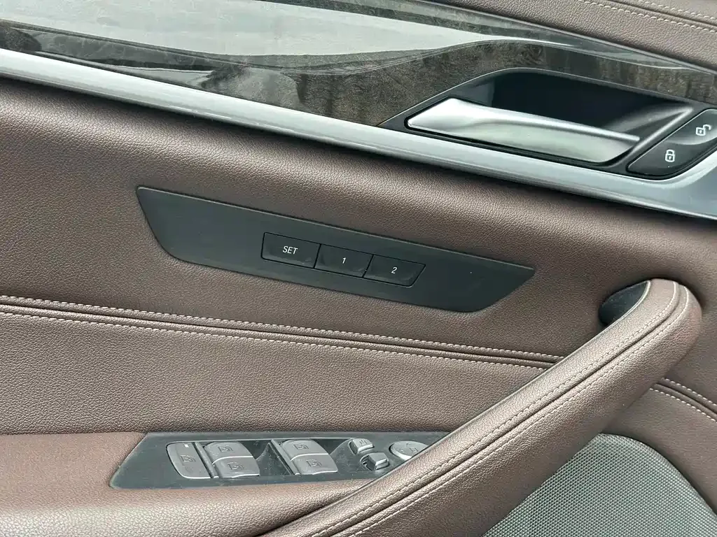 BMW 5 Series 2021 из CN, фото 10