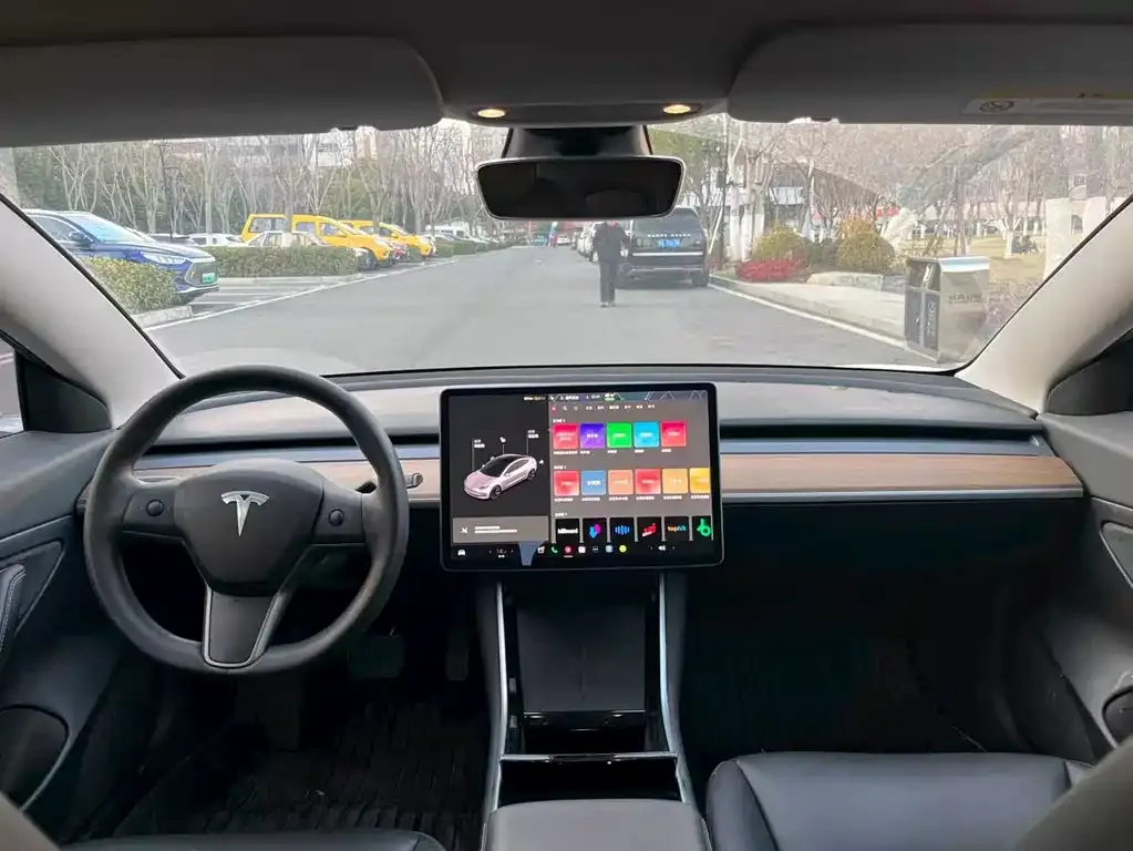 Tesla Model 3 — фото 3