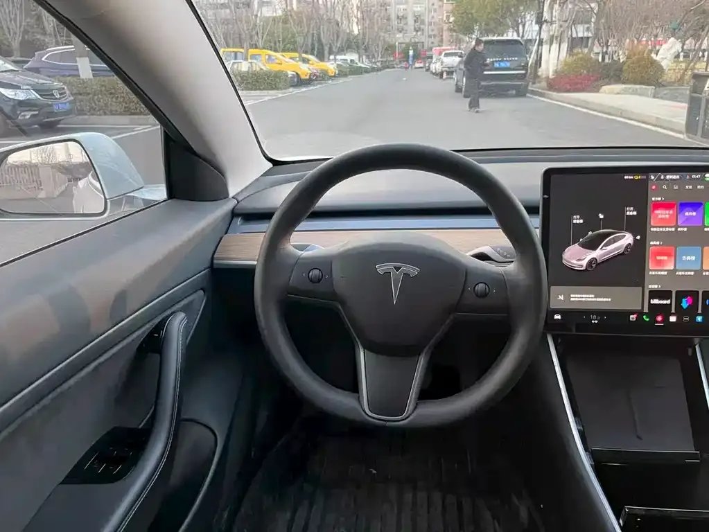 Tesla Model 3 — фото 9