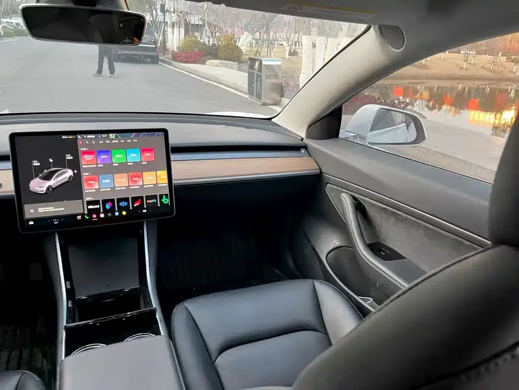 Tesla Model 3 — фото 2