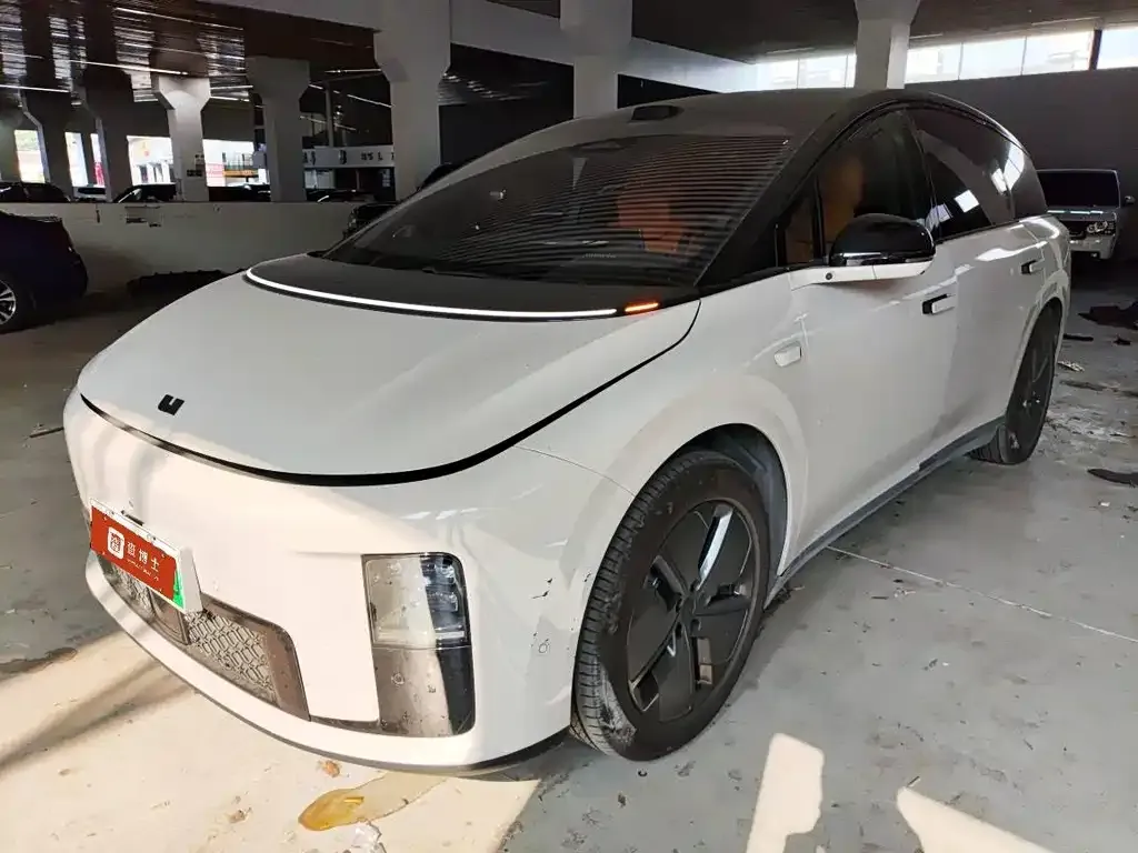 Li Auto i8 — фото 1
