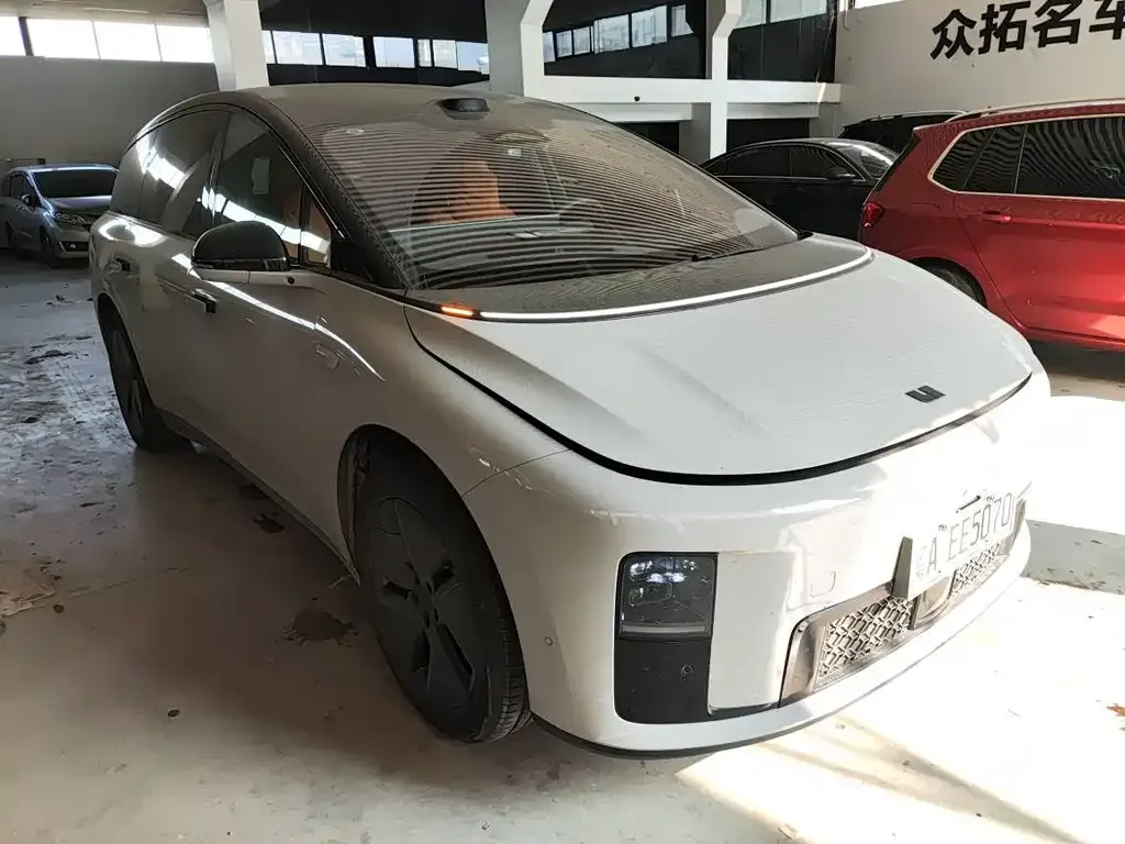 Li Auto i8 — фото 3
