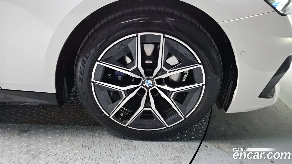 BMW 5-Series 2025 из KR, фото 5