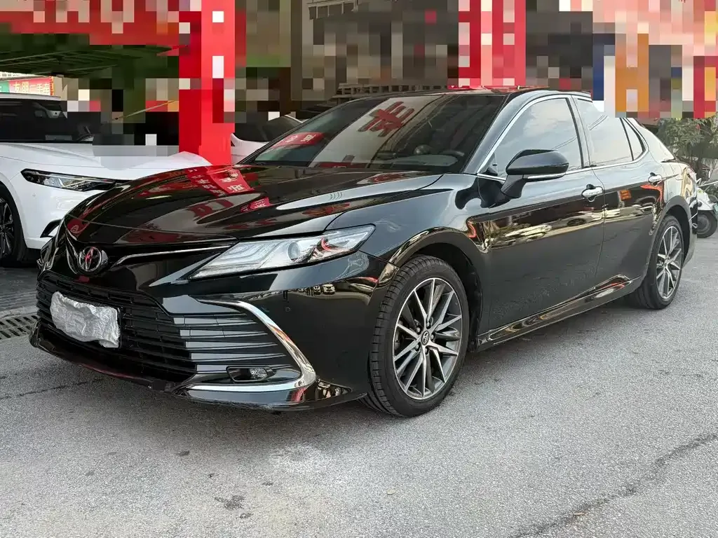 Toyota Camry — фото 1