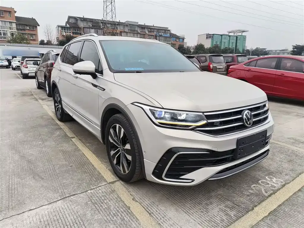 Volkswagen Tiguan L — фото 10