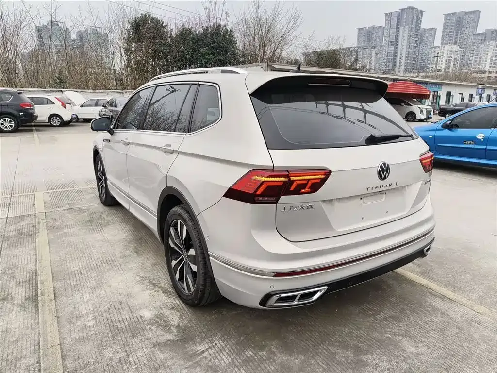 Volkswagen Tiguan L — фото 9