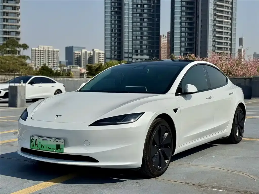 Tesla Model 3 — фото 1