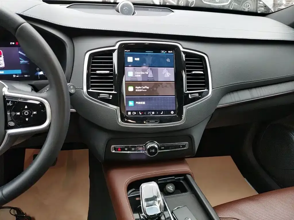 Volvo XC90 — фото 10