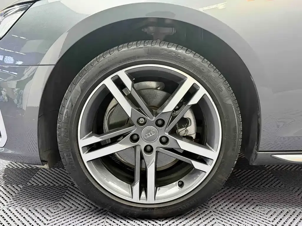 Audi A4L 2021 из CN, фото 2