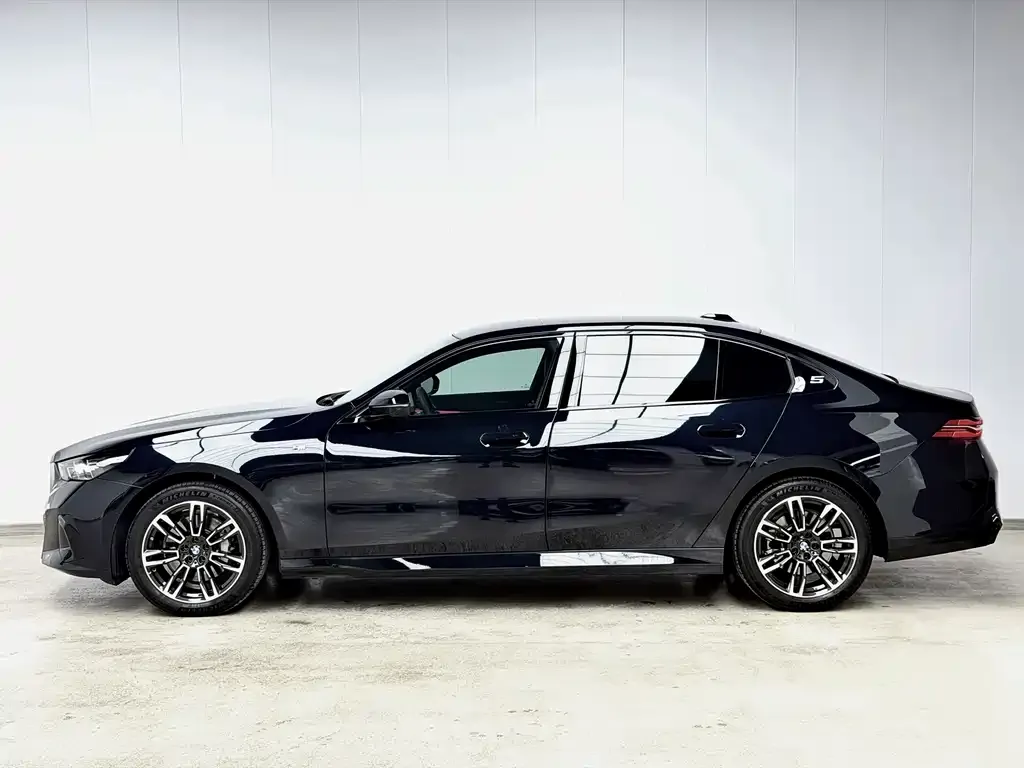 BMW 5 Series 2025 из CN, фото 3