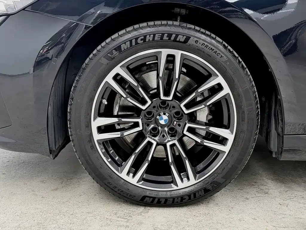 BMW 5 Series 2025 из CN, фото 10