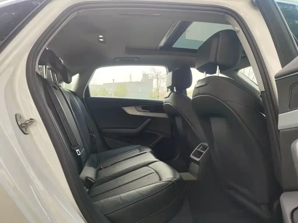 Audi A4L 2023 из CN, фото 2