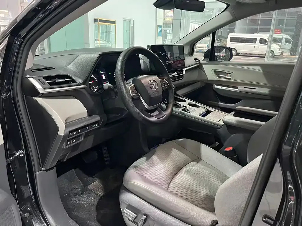 Toyota Granvia 2023 из CN, фото 9